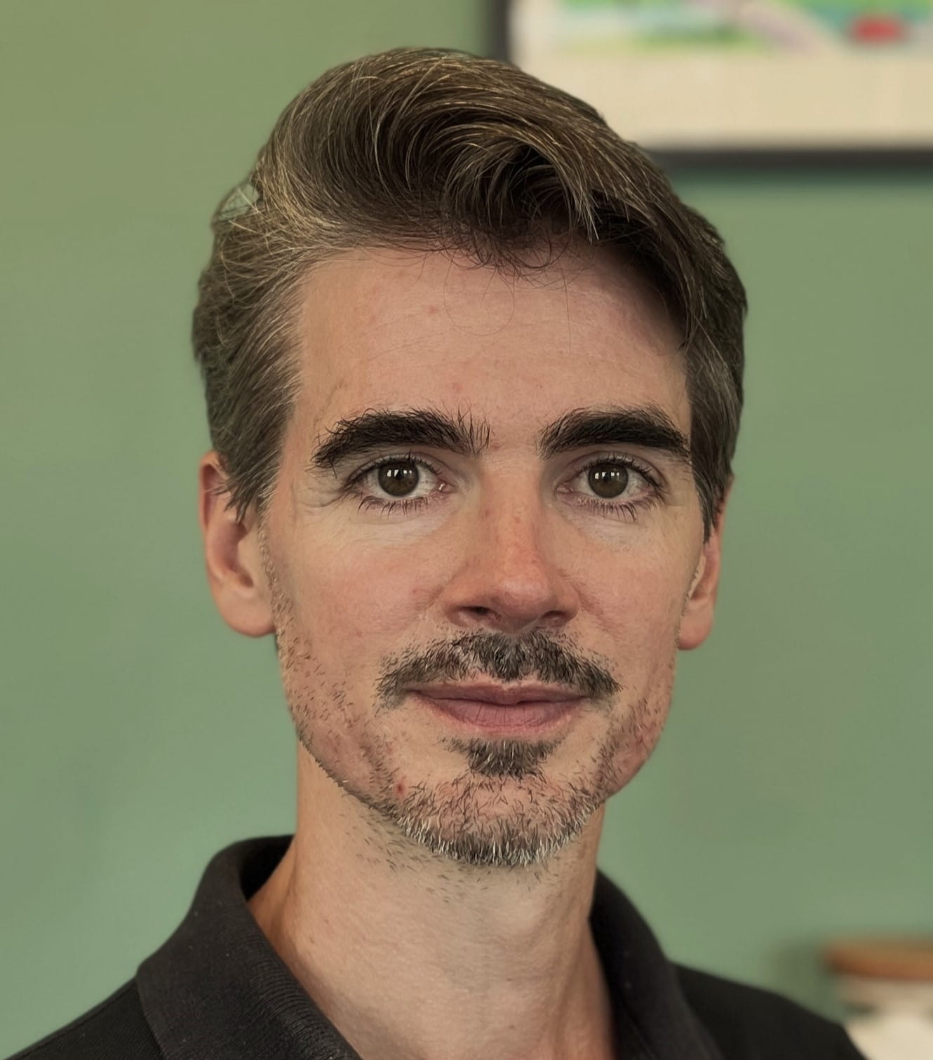 Foto van de Therapeut van Needles of Change. Julian Still